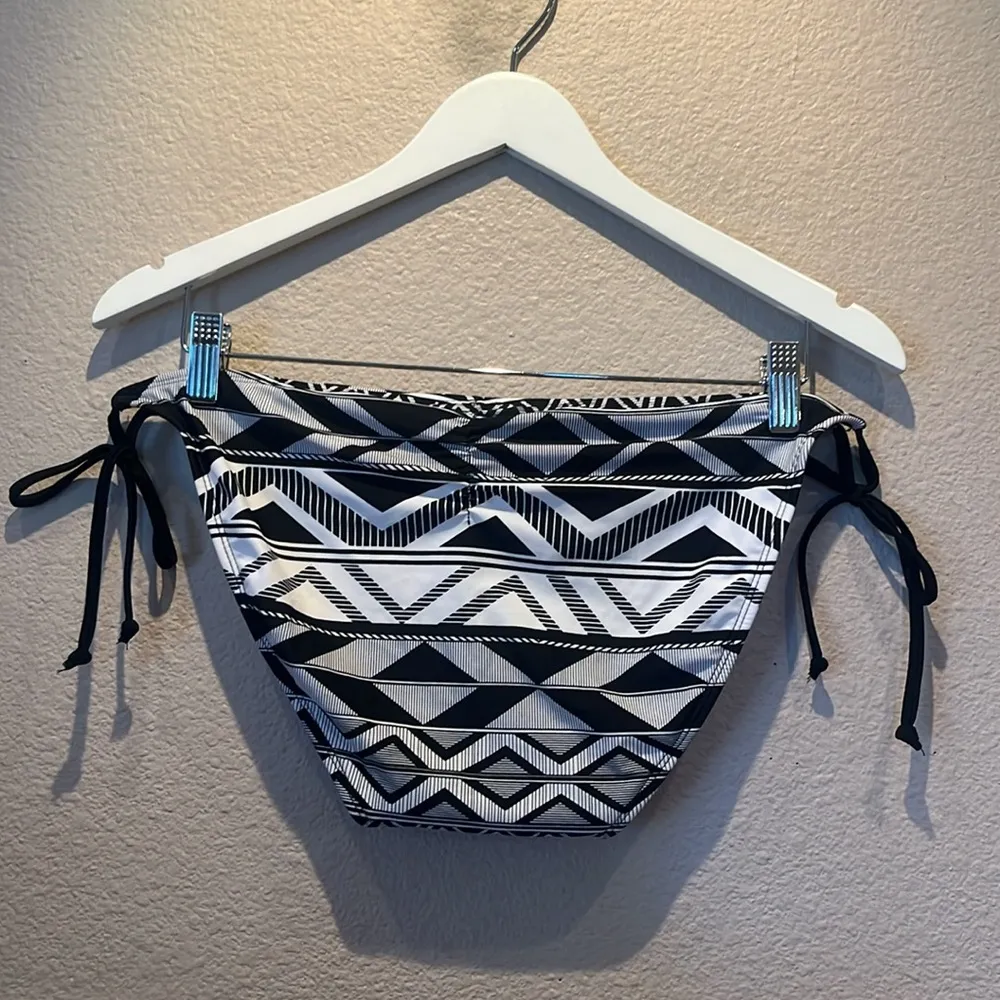 New Xhilaration Women’s Bikini Bottoms Size XL String Ties Geometric black white - Image 5