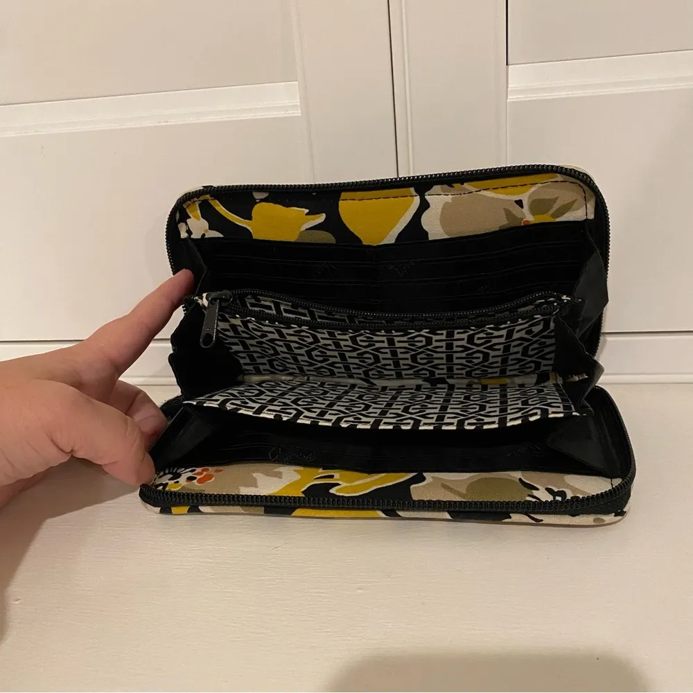 Vera Bradley Accordian Wallet - Image 3