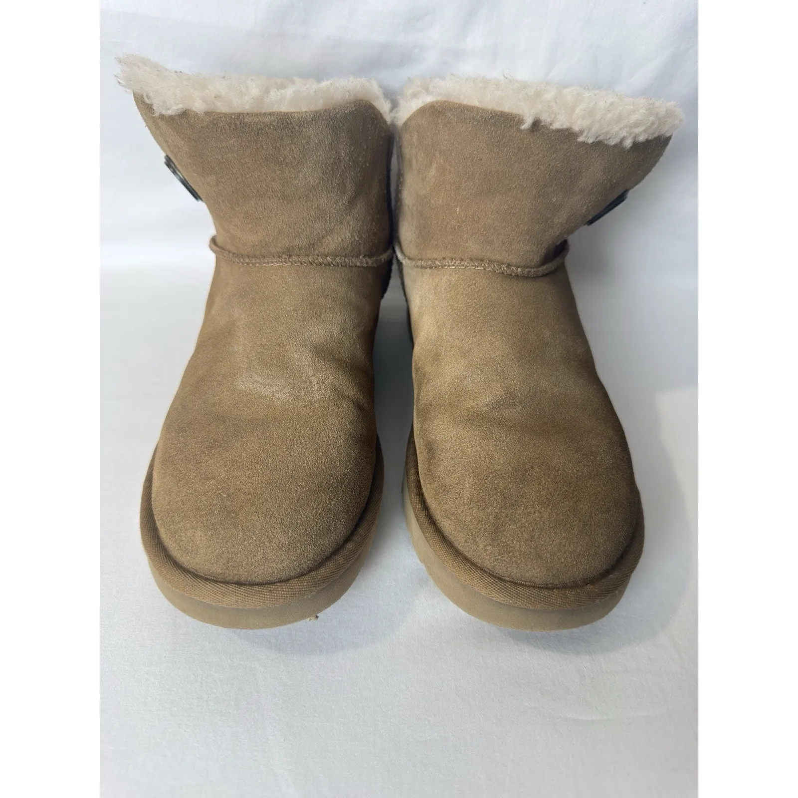UGG Women's Mini Bailey Button II boots chestnut suede with sheepskin Size 7 - Image 4