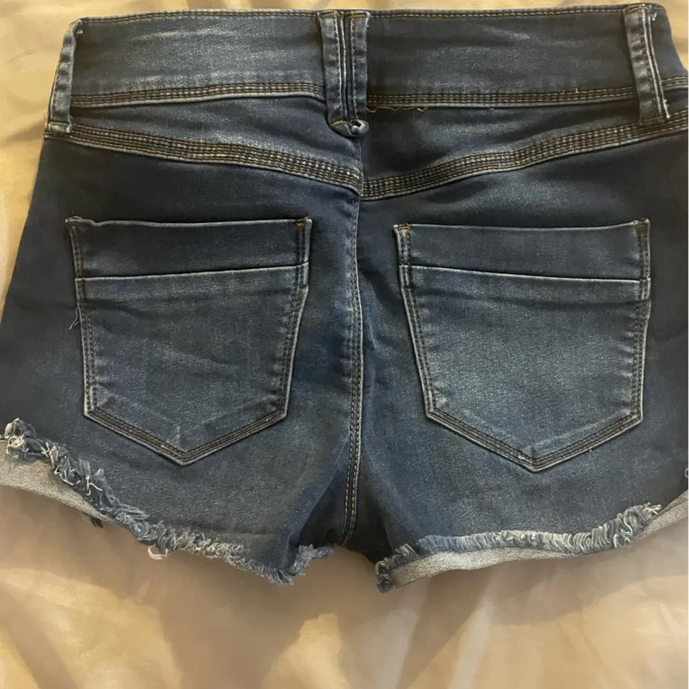 High waisted, stretchy, distressed denim shortsS - Image 4