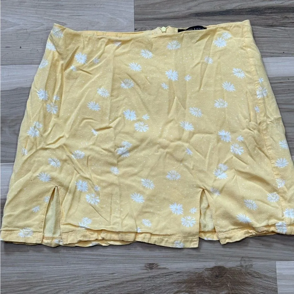 Kendall and Kylie Yellow Floral Mini Skirt Women’s Medium - Image 2
