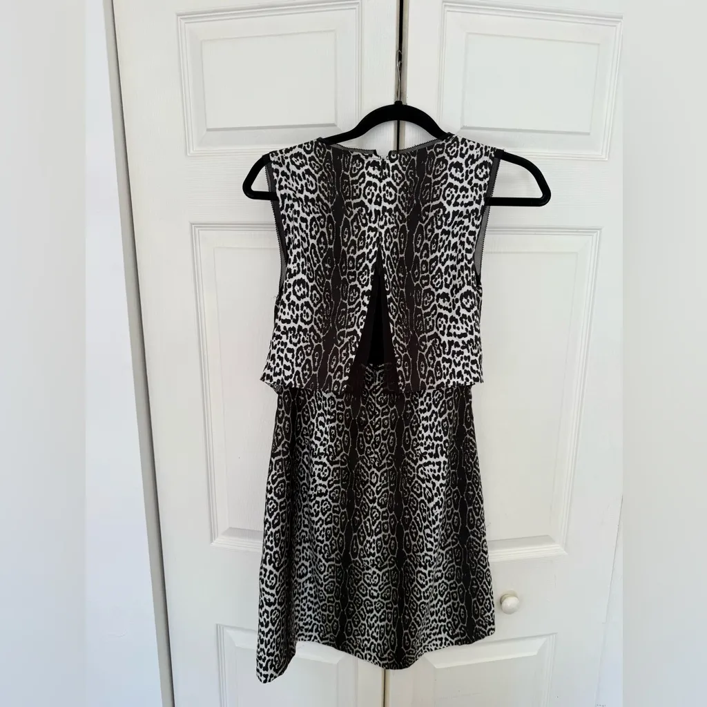 Reiss Stella Leopard Print Silk Black Gray White V-Neck Split Back Size 4 - Image 7