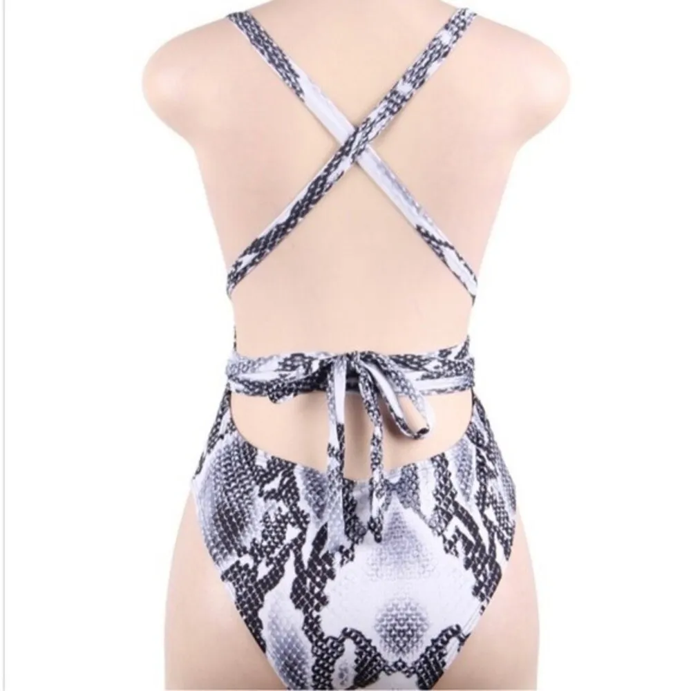 Boss Babe Collection NWT Plunging Sexy Snake Skin One Piece Swimsuit Beach M White Size M - Image 5