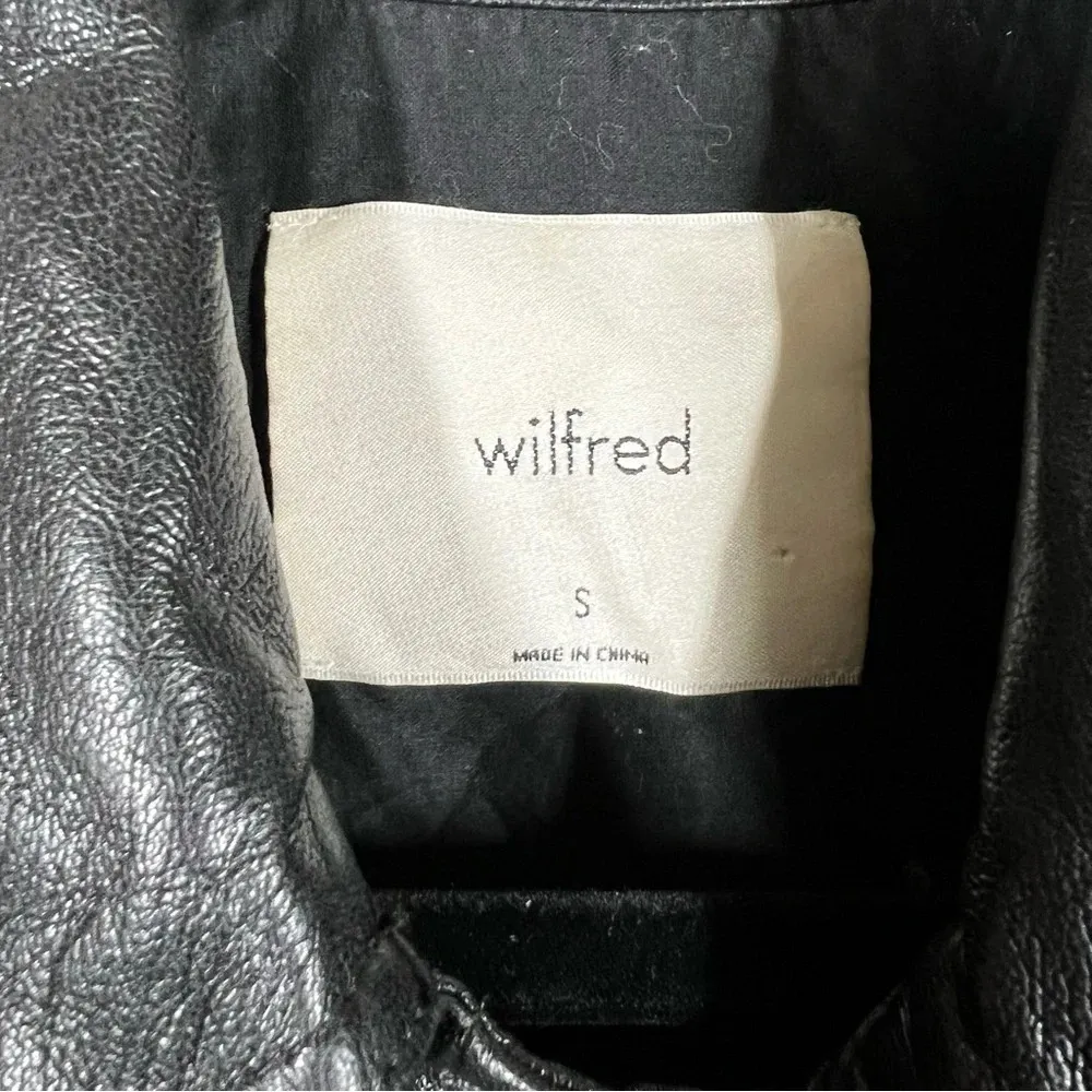 Wilfred Aritzia‎  Black Faux Leather Button Up Jacket - Image 3