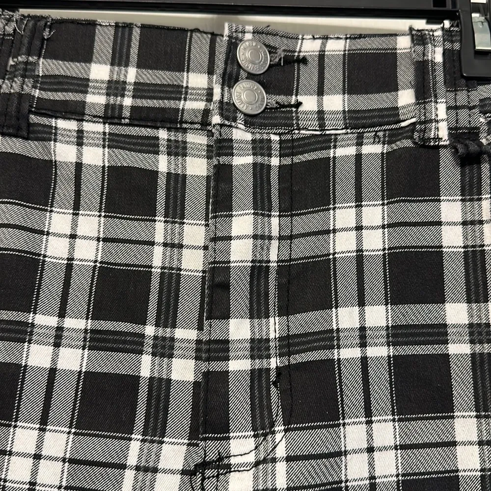 Women's Almost Famous Black & White Plaid Cargo Joggers Pants Size XL EUC #7192 - Image 3