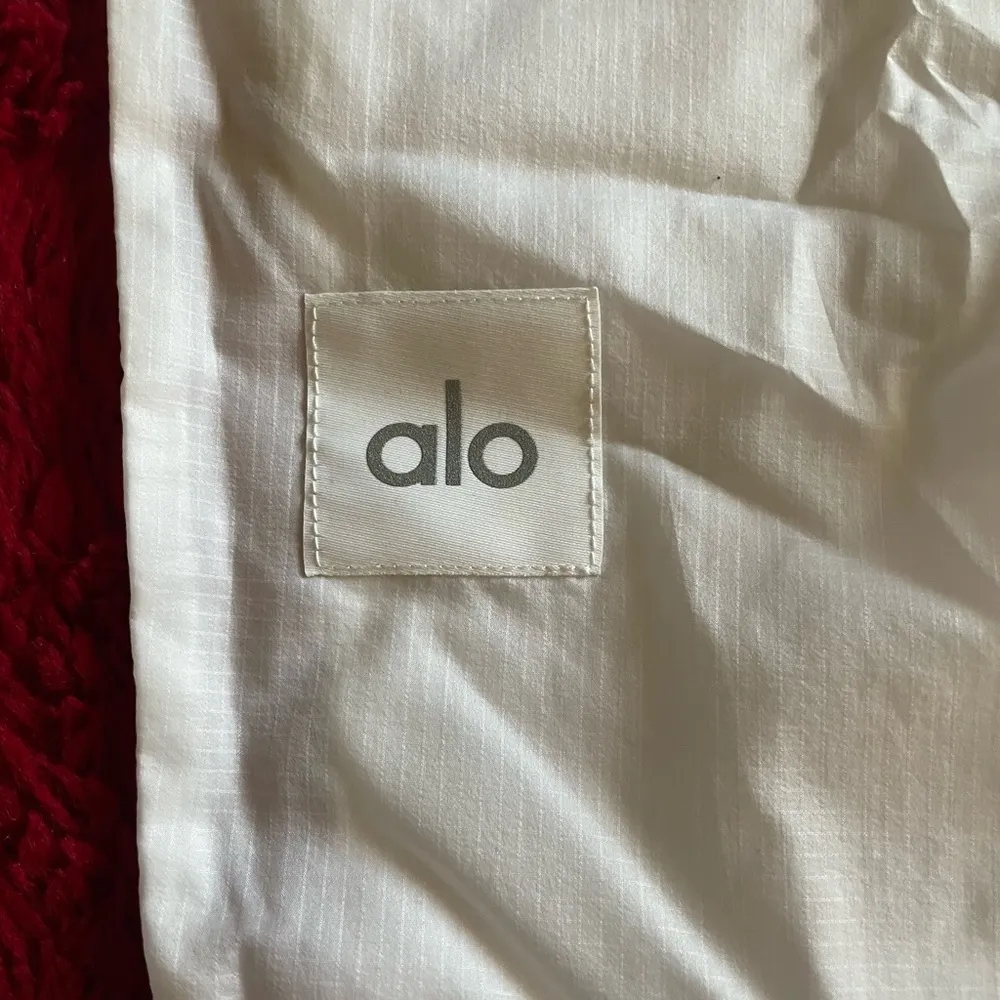 NWT Alo Yoga Cloud Nine Pants white Size XS With Pockets - Image 13