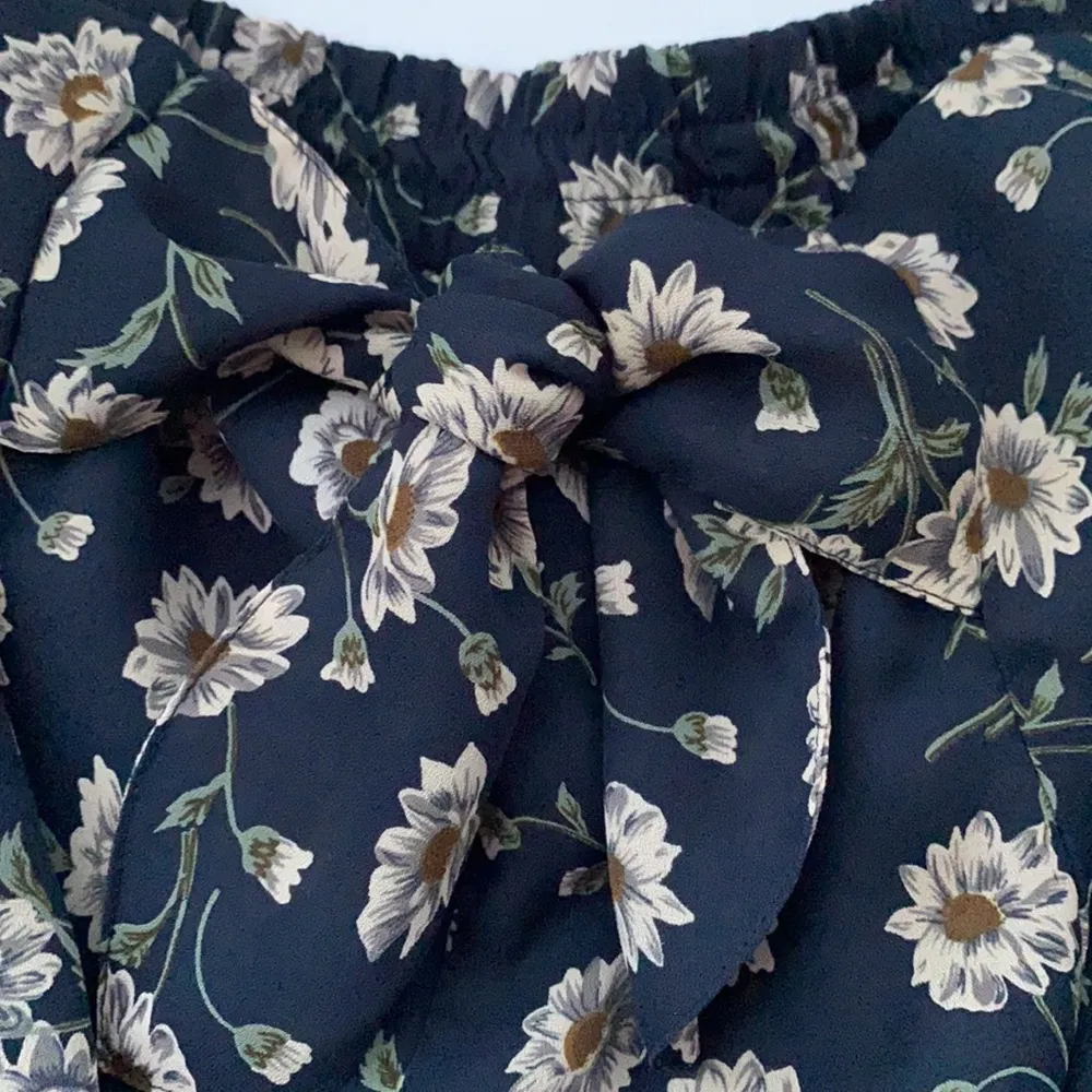 Vintage 90s Express navy floral daisy flutter shorts, size medium - Image 2