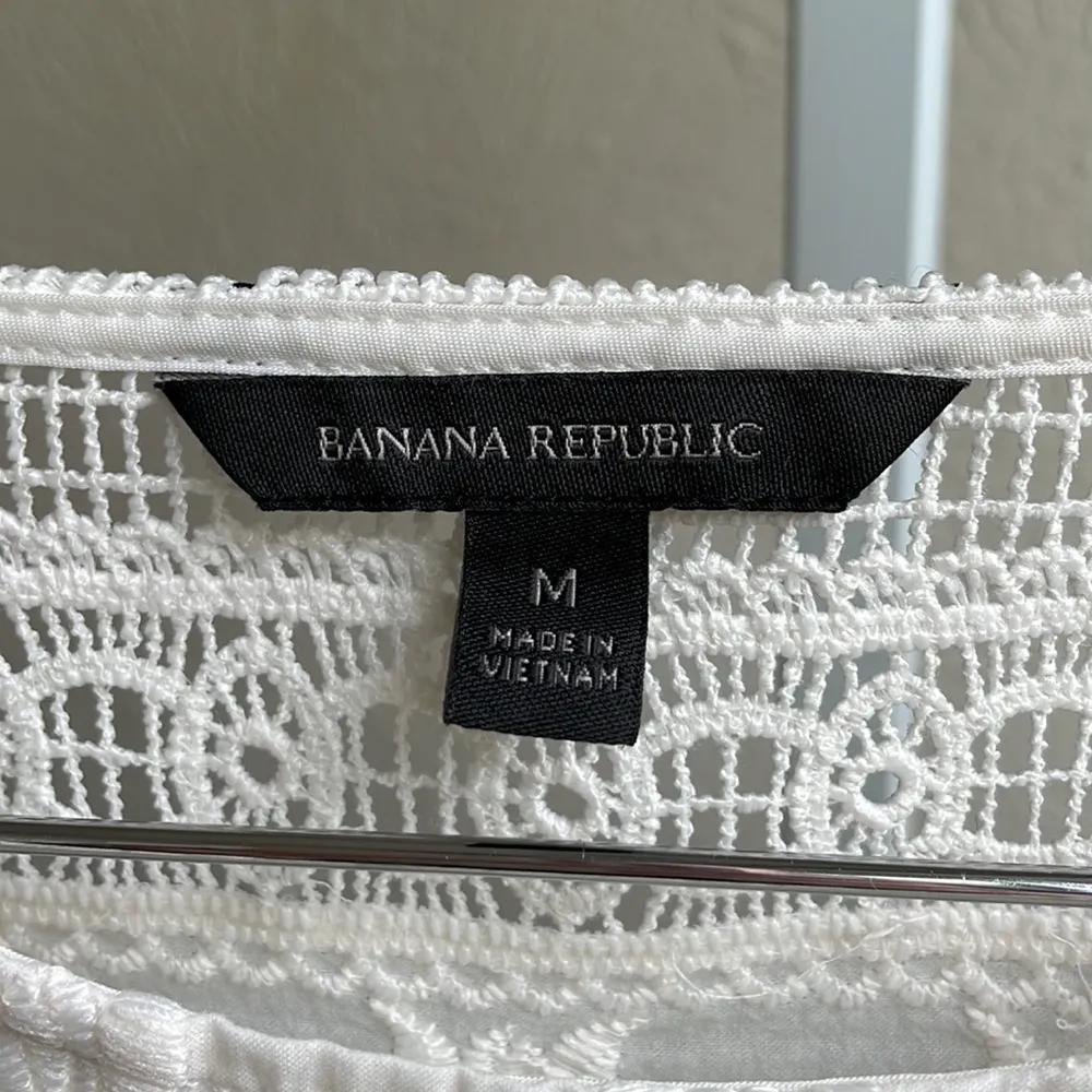 Banana Republic beautiful lace crochet top - Image 3