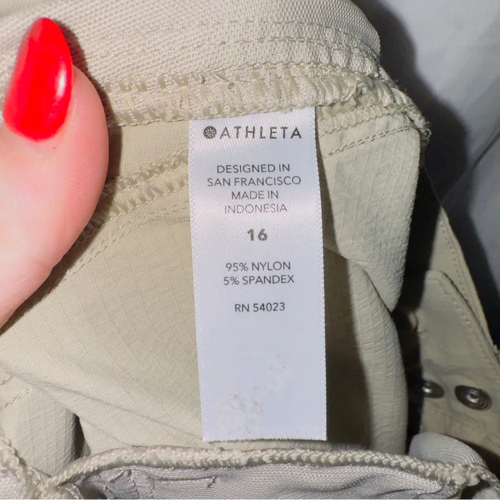 Athleta Trekkie Utility Cargo Pants size 16 - Image 5