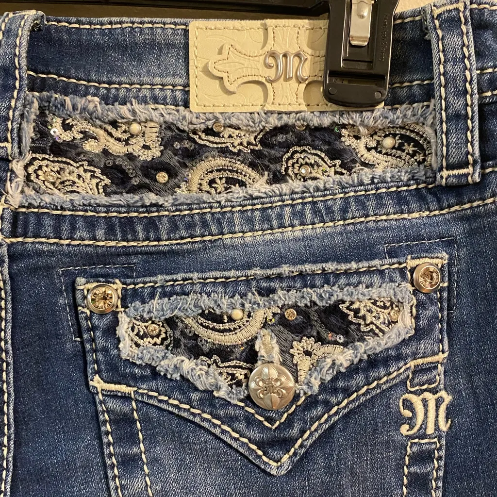 NWT Miss Me Mid Rise Boot Cut Jeans 29" Waist 34" Inseam Medium Wash Low Rise - Image 3