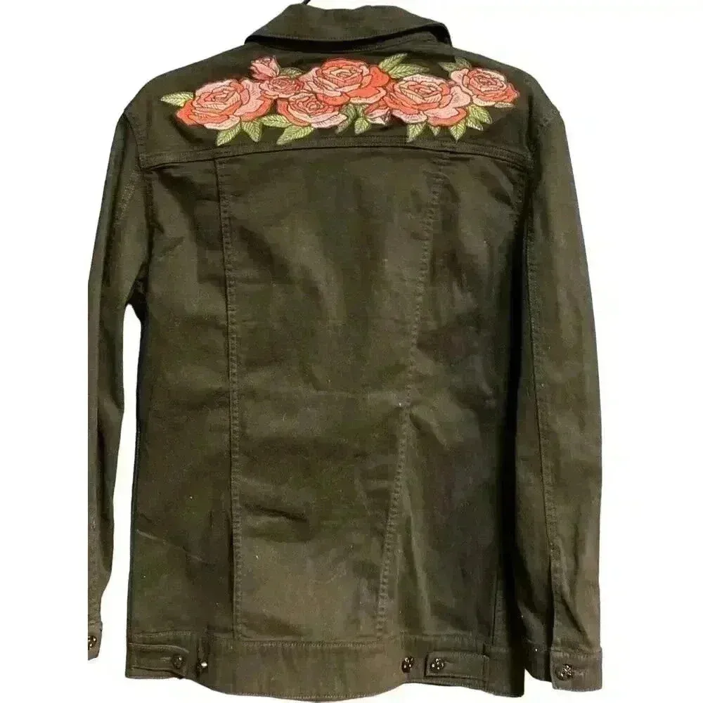 LuLaRoe  WO
 SIZE MEDIUM BLACK DENIM JACKET 


EMBROIDERED ROSE DESIGN POCKETS - Image 7