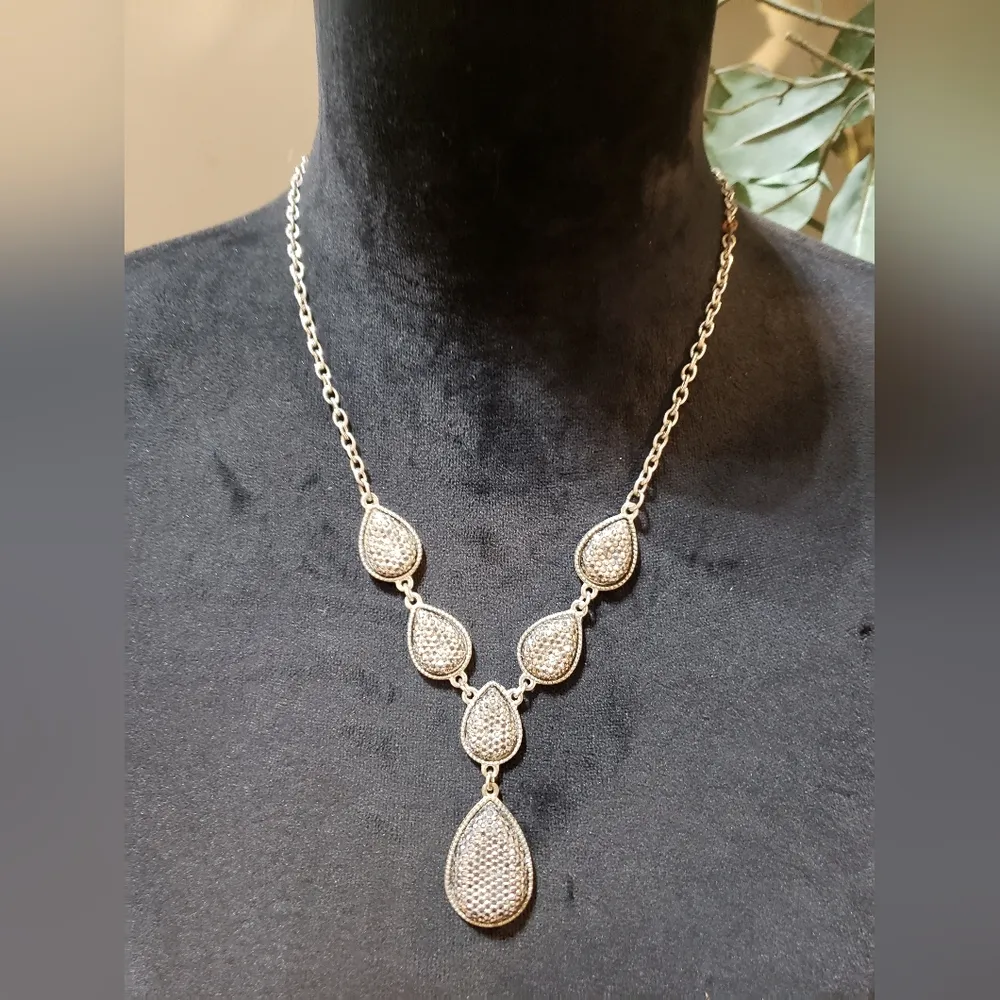 Womens Silver Plated Crystal Puffy Link Tear Drop V Shape Necklace with Lobster - Image 6