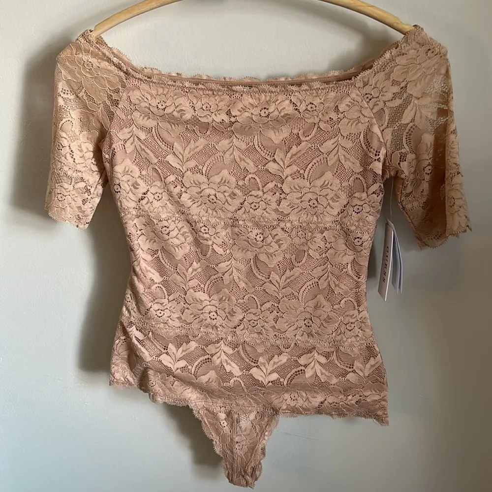 New Guess Off The Shoulder Floral Lace Overlay Curve Contouring Nude Bodysuit - Image 9
