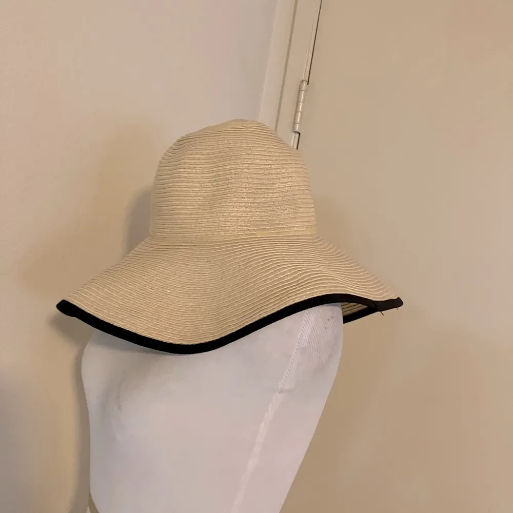 Calvin Klein wide brim hat with black trim - Image 2