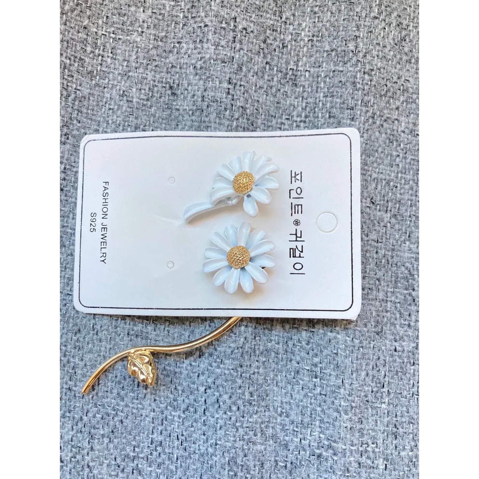 Wild Asymmetric Daisy with stem White Flower Needle Earrings New cute - Image 5