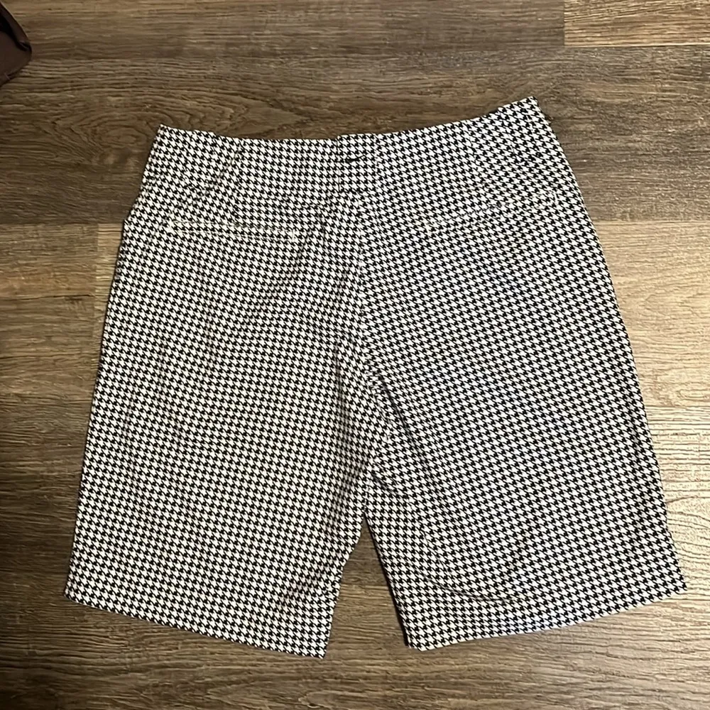 Nike Women’s Golf Black and White Houndstooth  Athletic Golf  Shorts Medium - Image 2