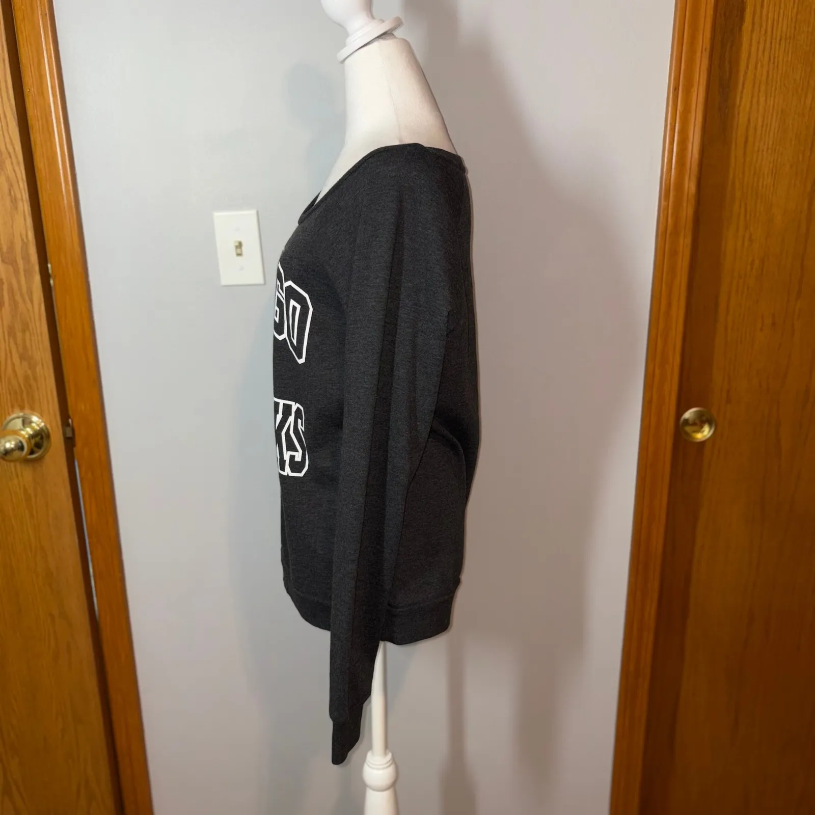 Mitchell‎ & Ness Chicago Blackhawks Gray Off Shoulder Sweatshirt size M - Image 2