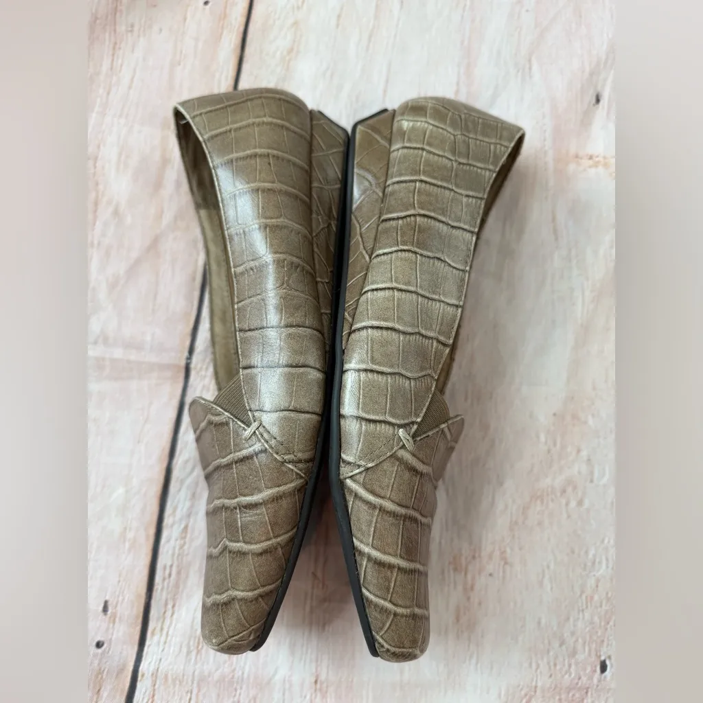 Vionic Delores Beige Croc Embossed Leather Loafers Size 9 Woman’s - Image 3