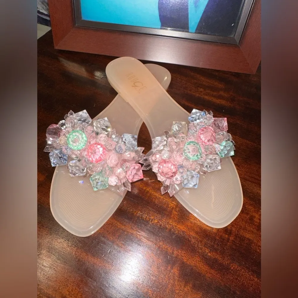 NWOT RUGE jelly Helium flat Big crystal bided top super fashionable and trendy - Image 4