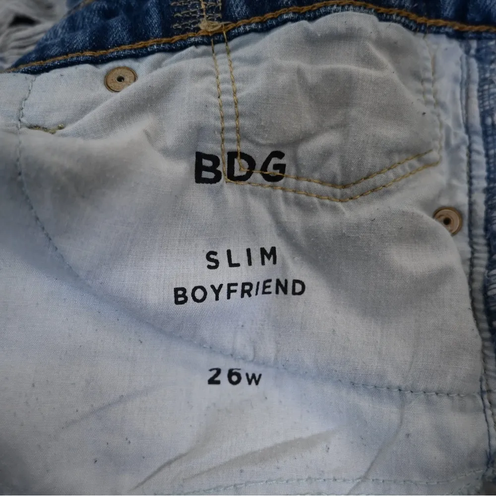 BDG Womens 26W Slim Boyfriend Distressed Jeans - Image 10