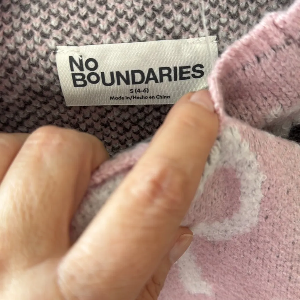 Women’s size small pullover sweater with matching toboggan - Image 2