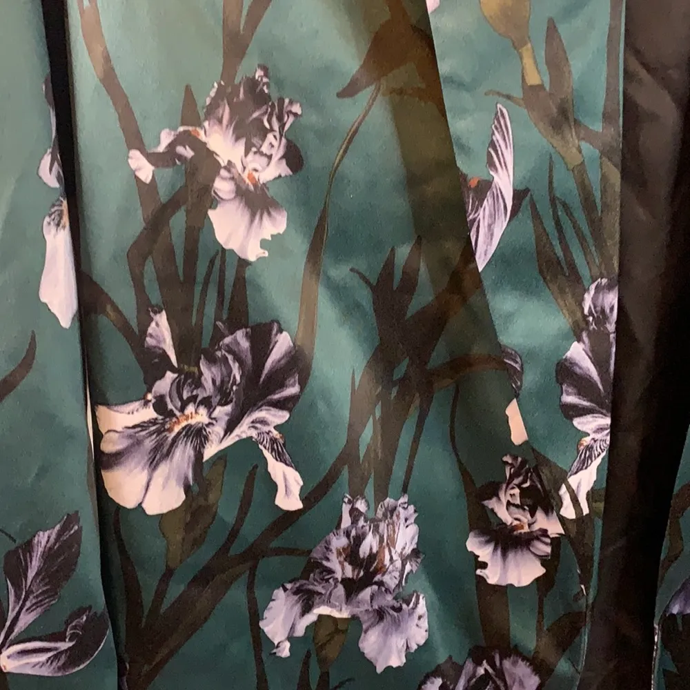 🚫SOLD🚫H&M Dark Green Floral Silky Long Open Blazer Size 6 - Image 2