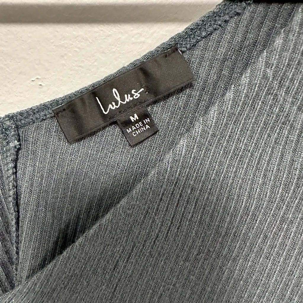 Lulu’s Green crop top! Hunter green button up bell sleeves women’s size medium! - Image 2