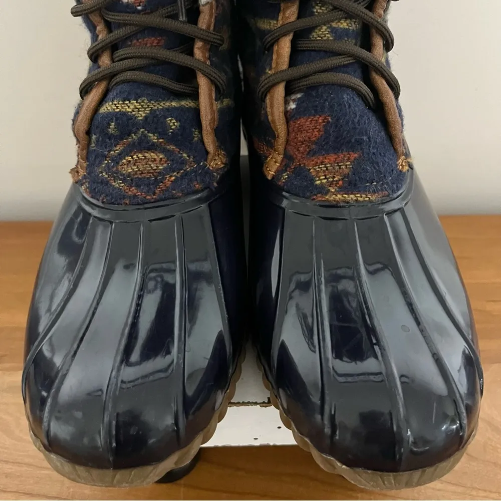 Women's Madden‎ Girl Rubber Duck Boots Southwestern Aztec Pattern Size 9 Navy - Image 6