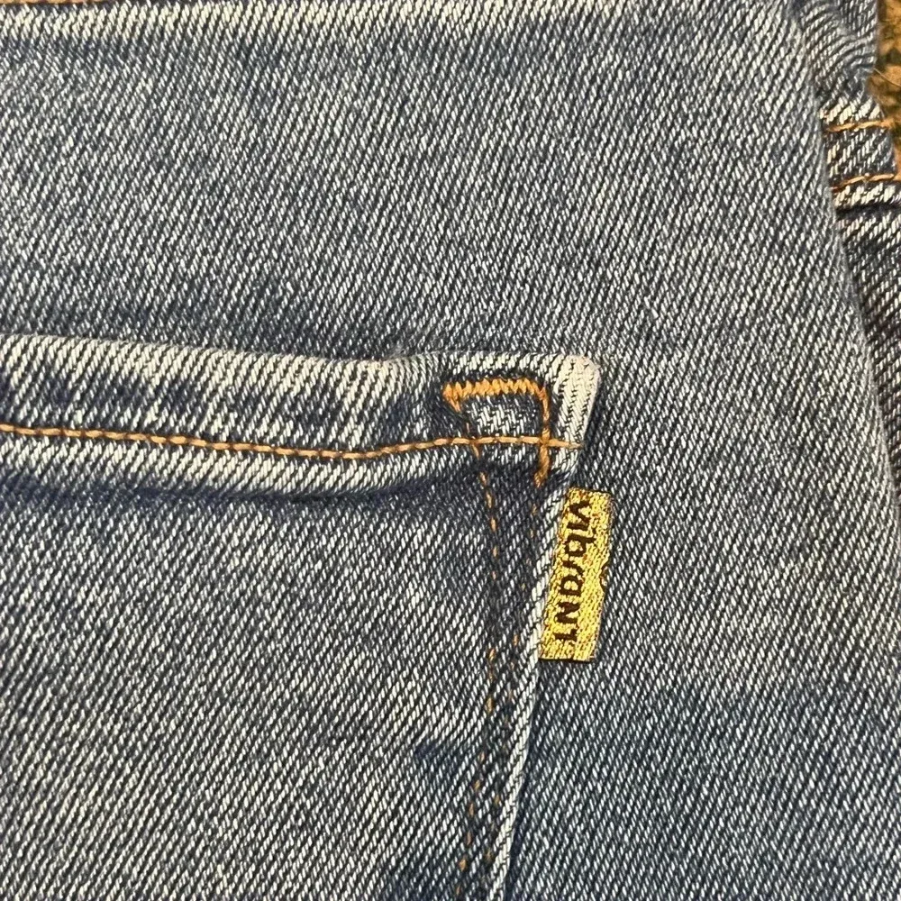 Vibrant Light Wash Mom Jeans - Image 6