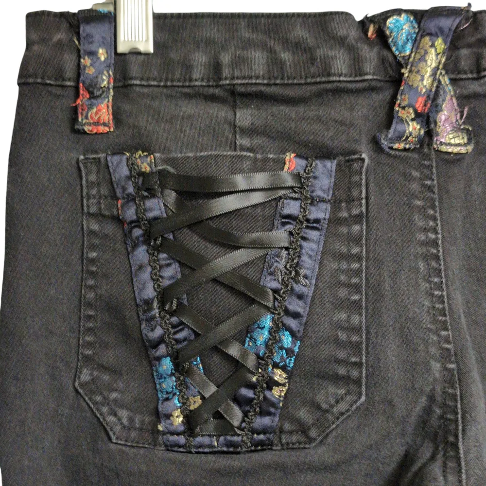 Tripp NYC Black Cropped Punk Goth Emo Lace Up Pocket Shorts Size 9 - Image 5