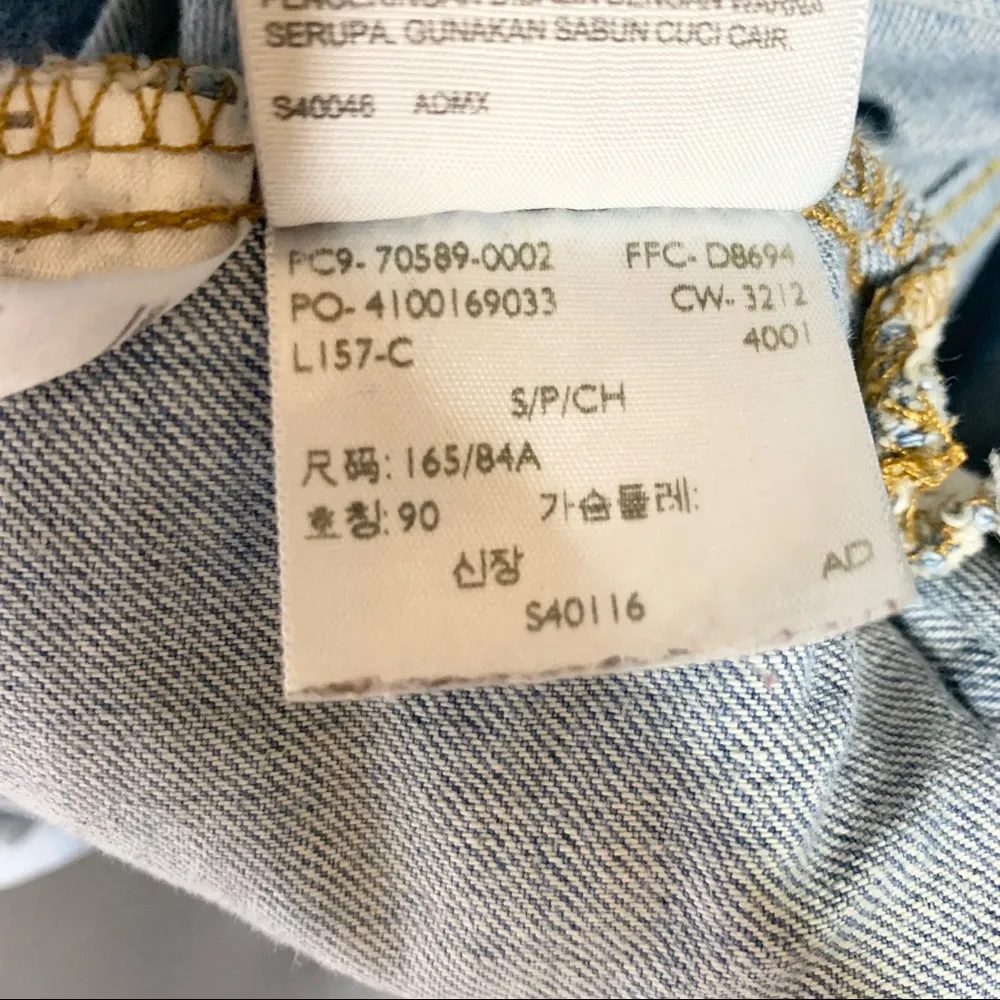 Levi’s Women’s Classic Trucker Jacket Light Wash Denim Size Small - Image 12