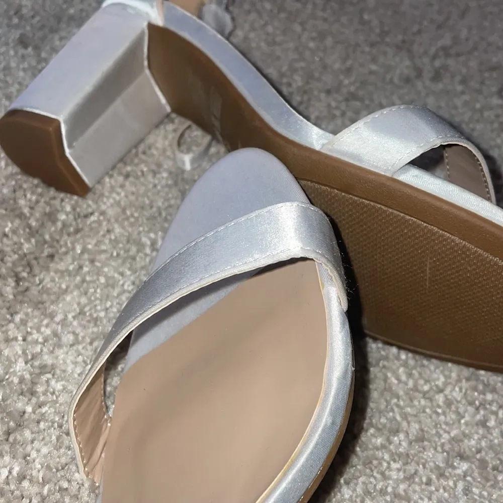 Dream pairs white satin shoes block heels 8.5 - Image 8