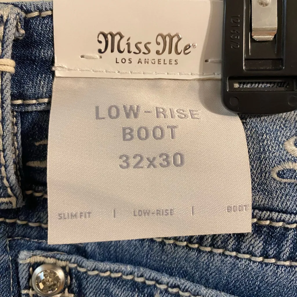 NWT Miss Me Low-Rise Boot Cut Jeans 32" Waist 30" Inseam Medium Wash Low Rise - Image 6