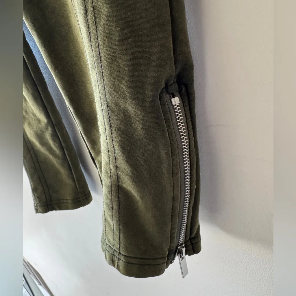 Akira Olive Green Moto Leggings Pants Zipper Side Detail - Image 4