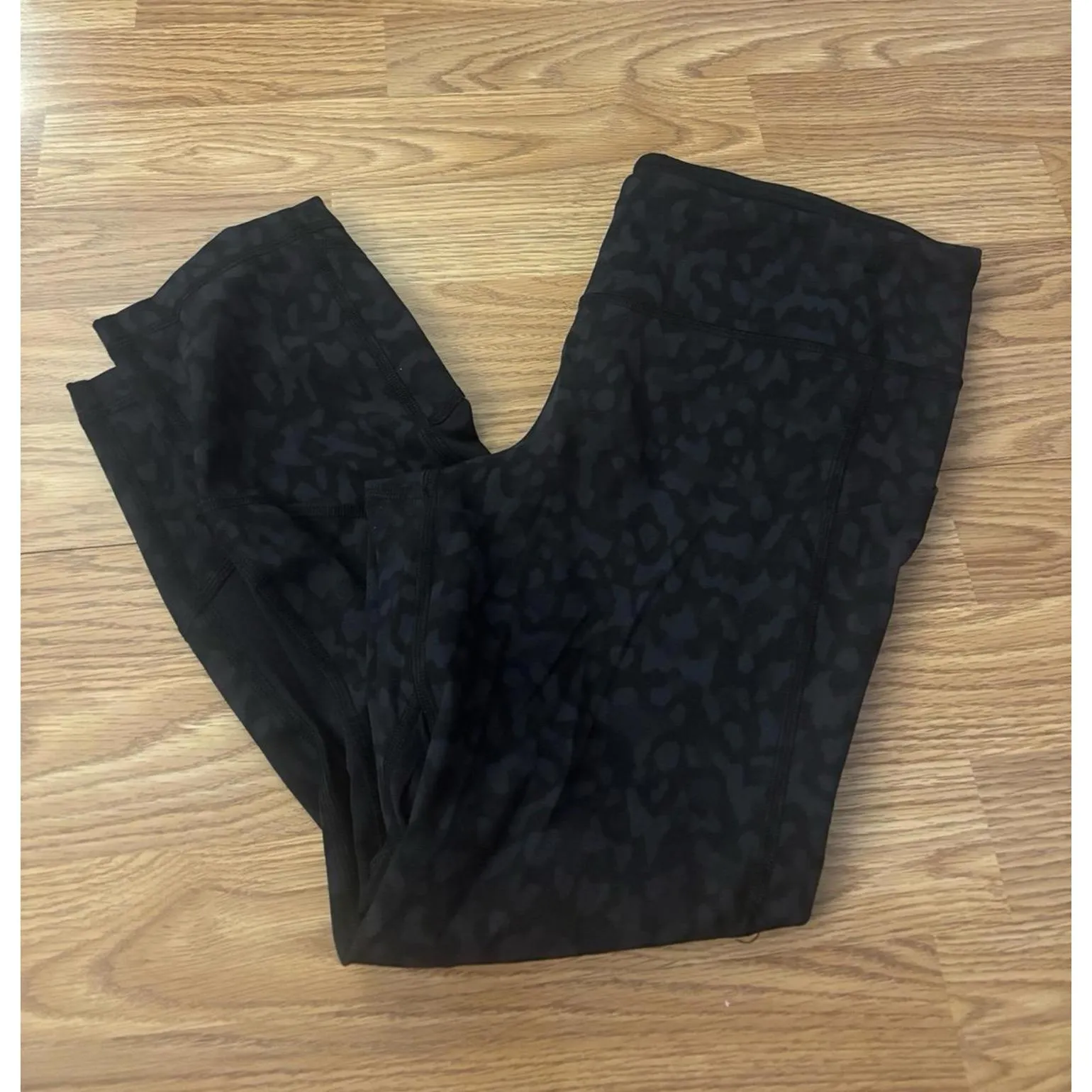 Lululemon Black Leopard Capri Leggings 22” Size 8 - Image 7
