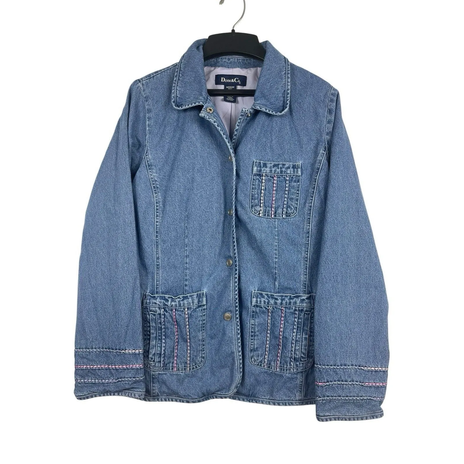 VTG Y2K Denim & Co M Blue Denim Jean Jacket Embroidered Pockets Snap Up Front - Image 3