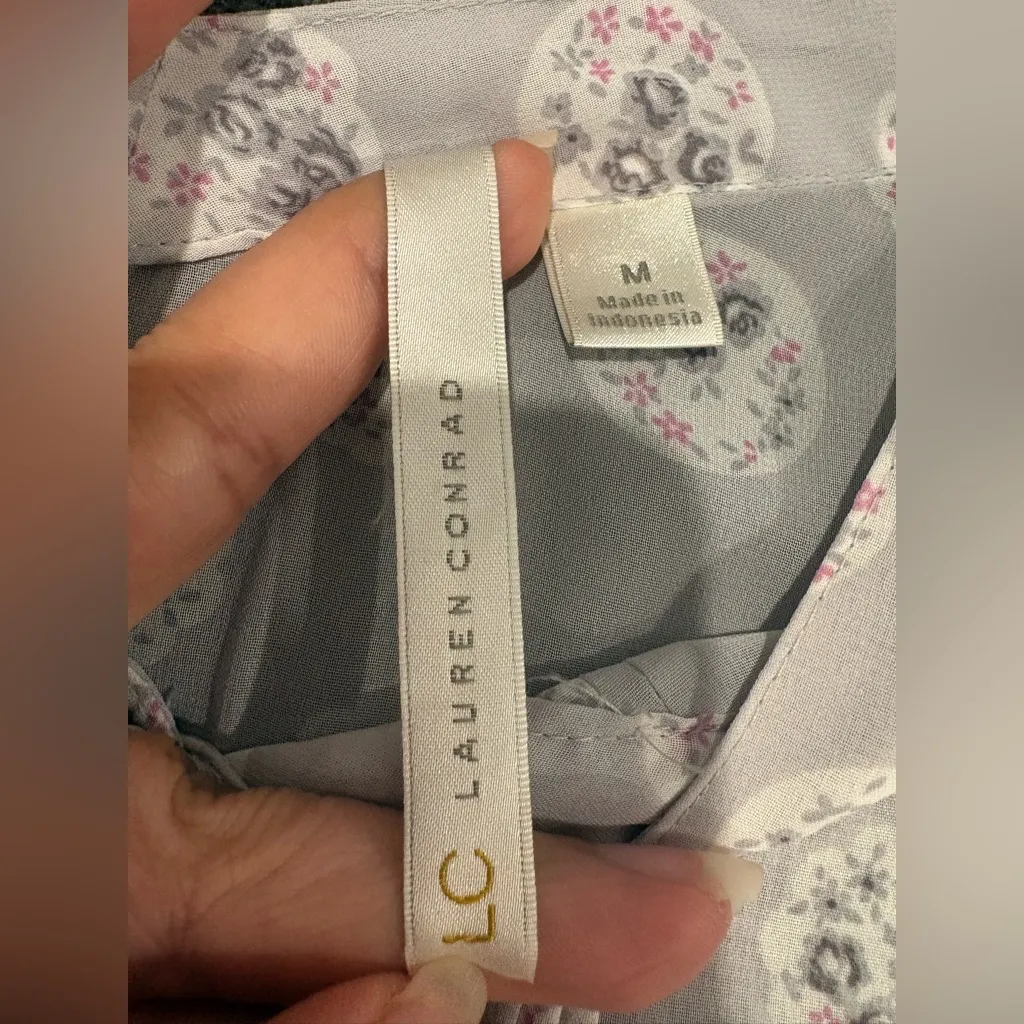 LC Lauren Conrad Light Gray Patterned Blouse Size M - Image 7