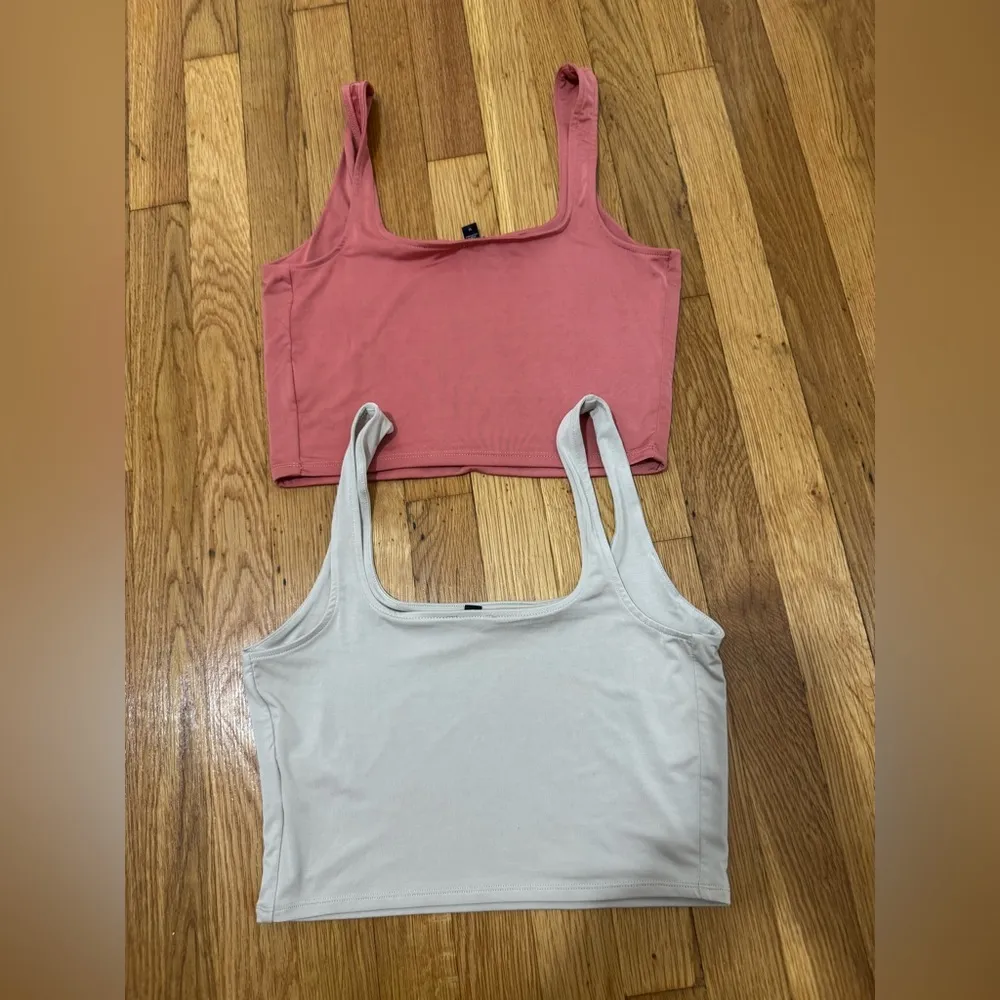 Express Size Medium Body Contour High Compression Square Neck Cropped Tank Tops - Image 3