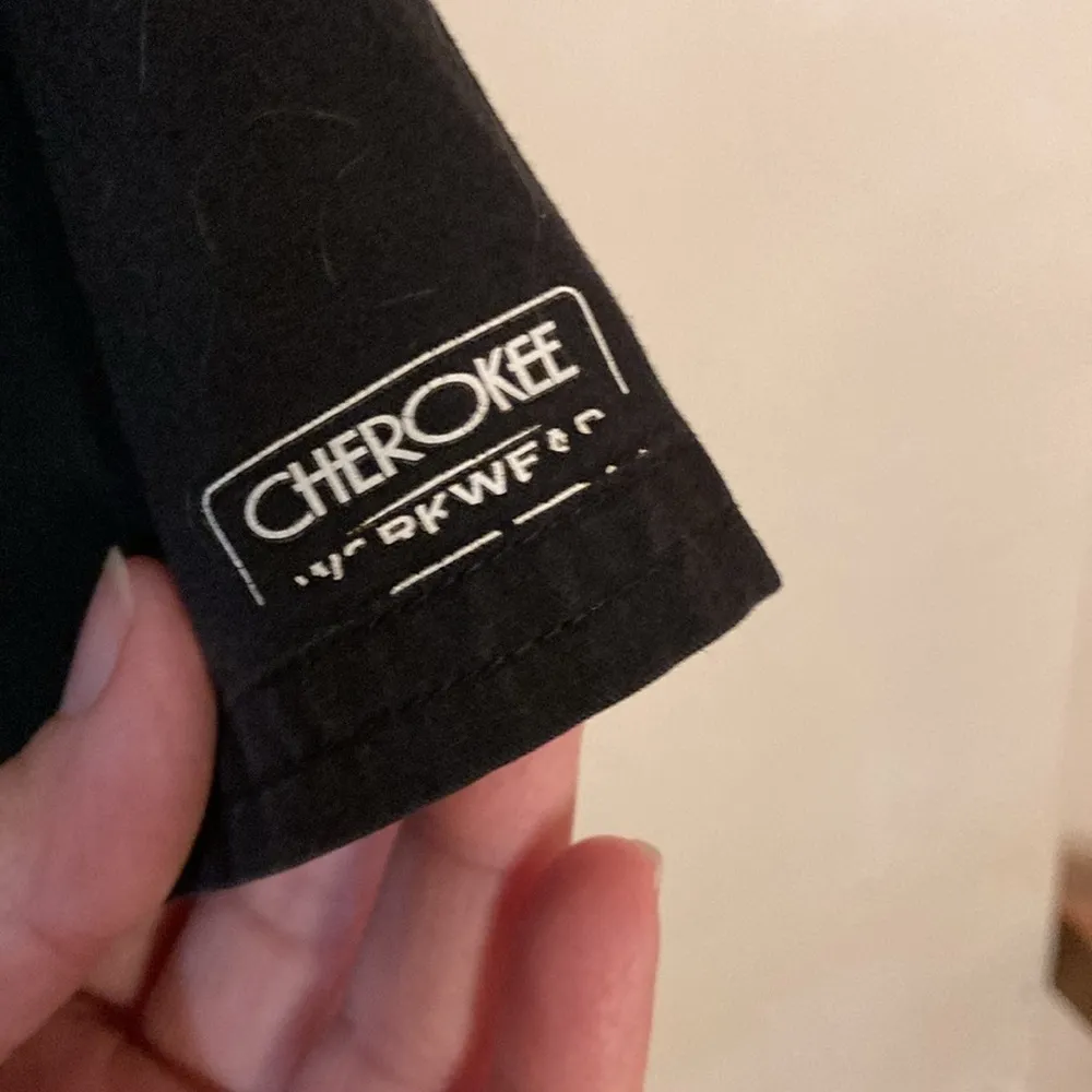 Cherokee Black  Scrub women’s size S with pockets - Image 3