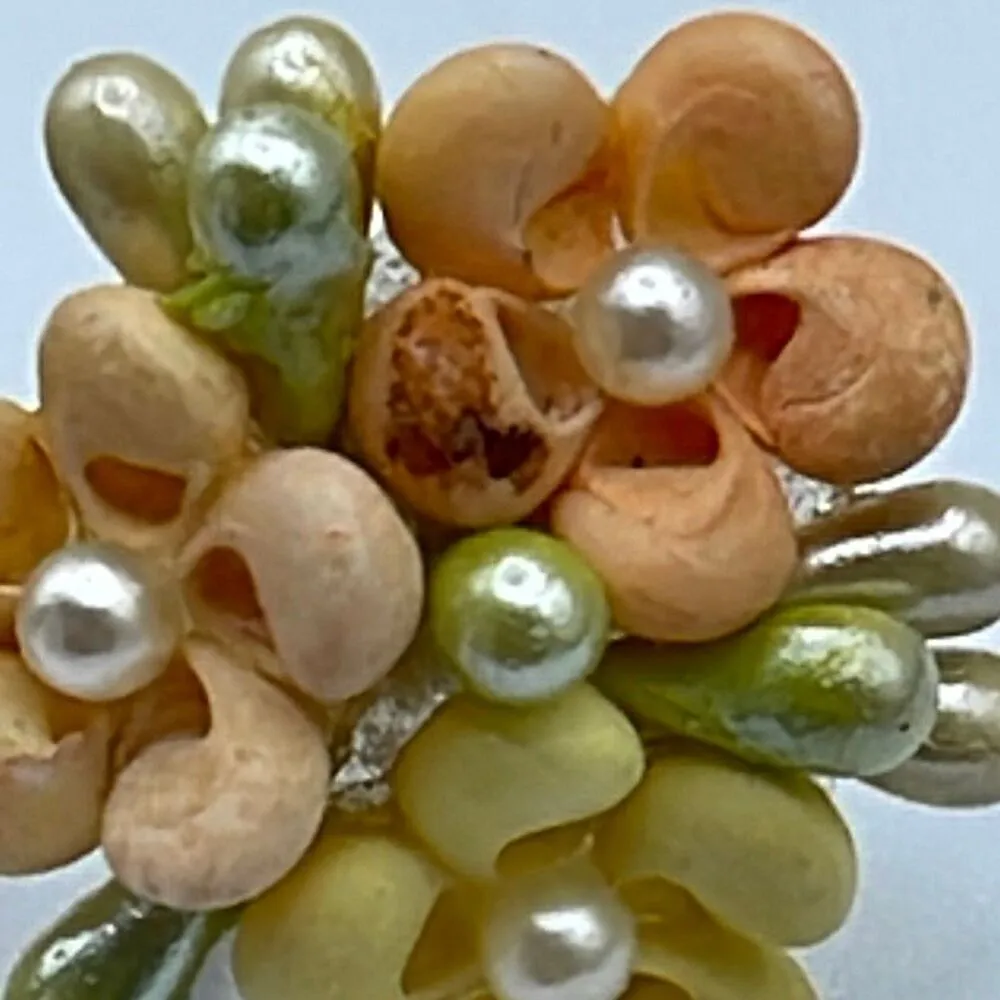 Vintage pastel shell handmade flowers with screw backs  earrings. - Image 7