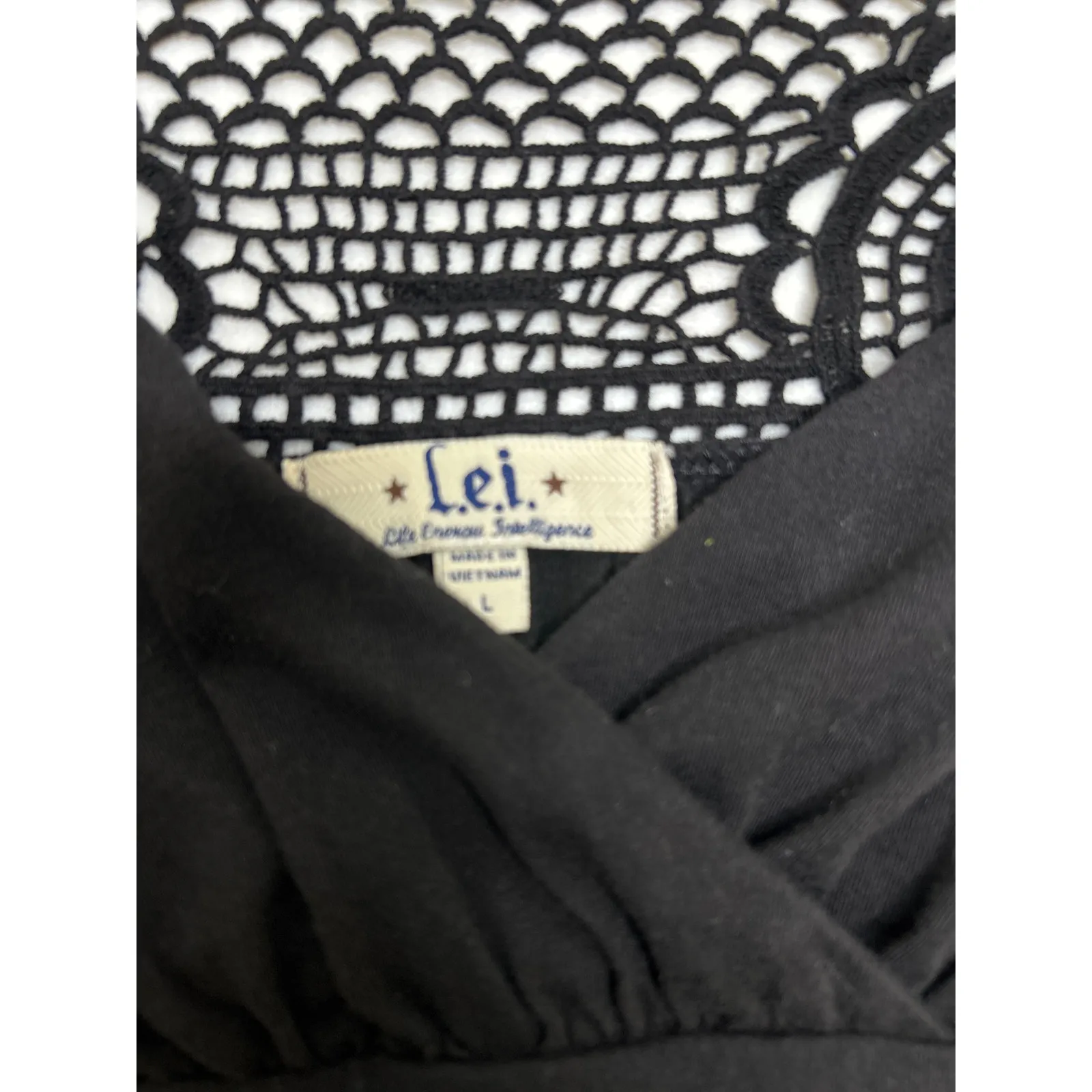 L.e.i women’s black Y2K Crochet Sleeveless tank top in size L with back tie belt Size L - Image 4