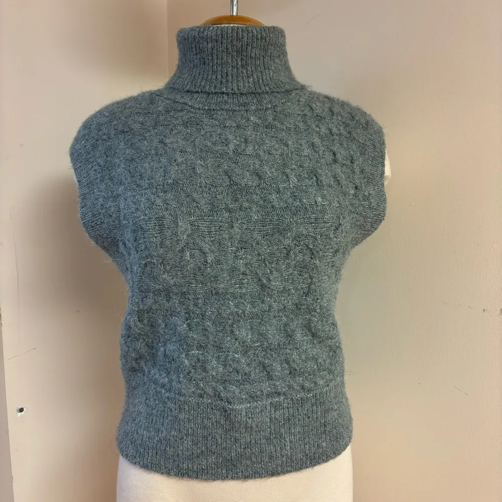 Old Navy Women’s Grey Sleeveless Cropped Cable-Knit Turtleneck Sweater Vest - Image 5