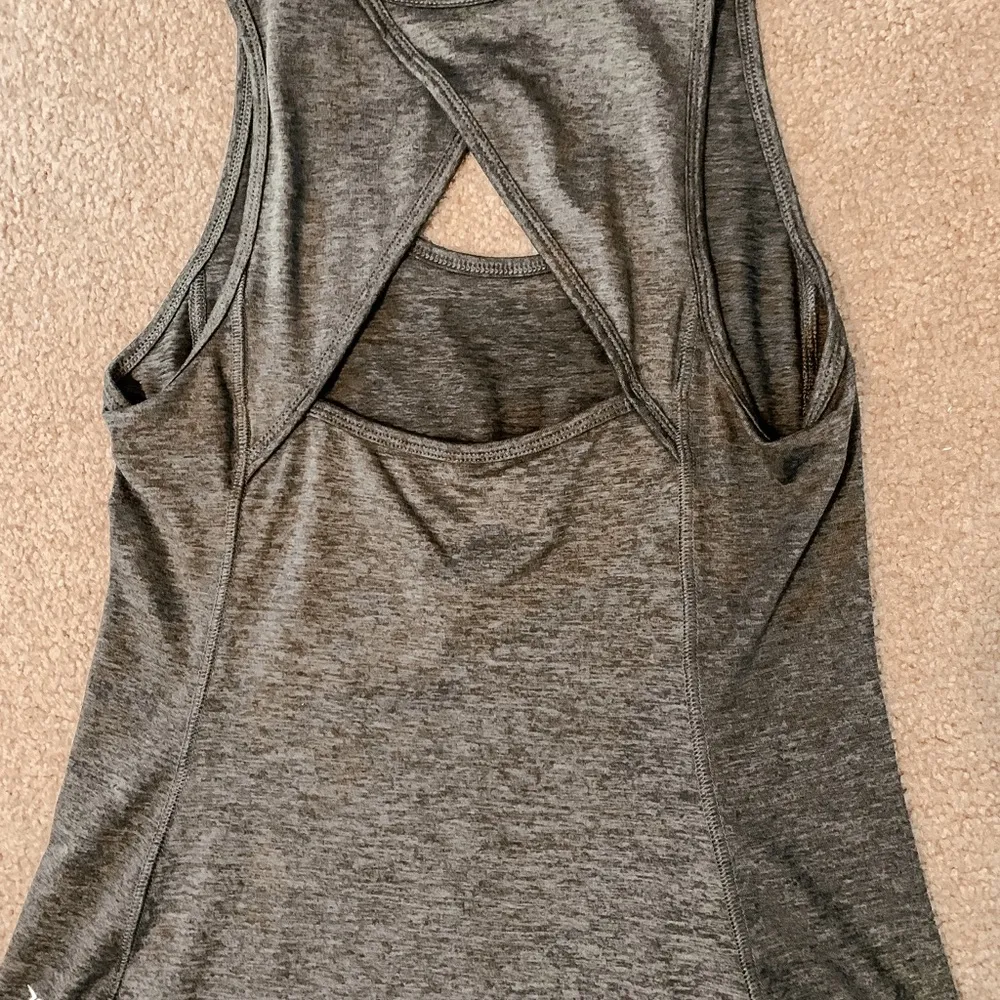 Old navy workout tank - Image 2