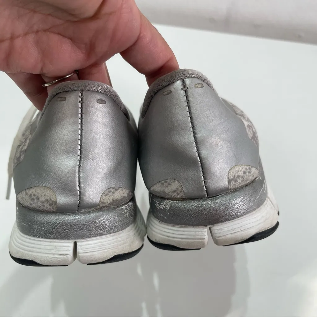 Nike 5.0 Wmn 8 695168-002 Silver White Animal Print Light Running Sneakers Shoes - Image 4