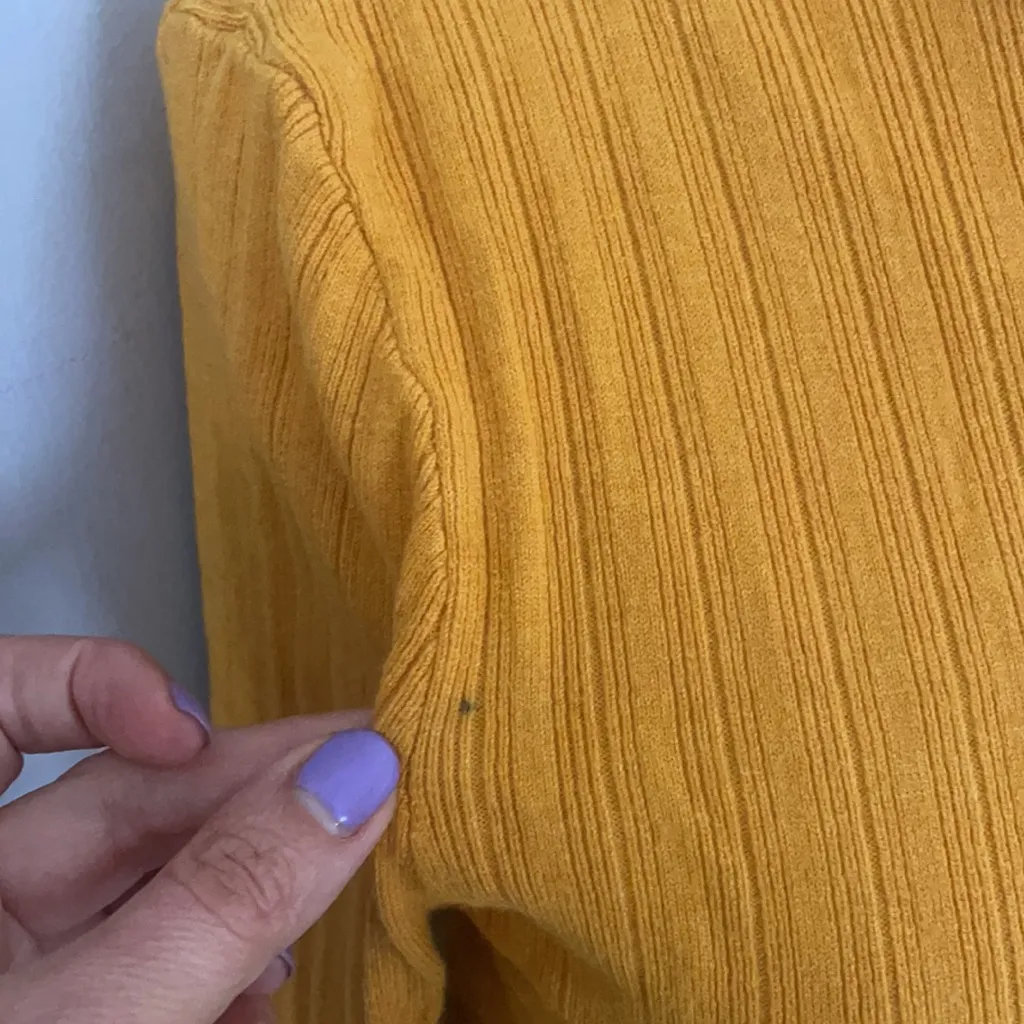 Beautiful Gianni Bini ribbed knit top - Image 4