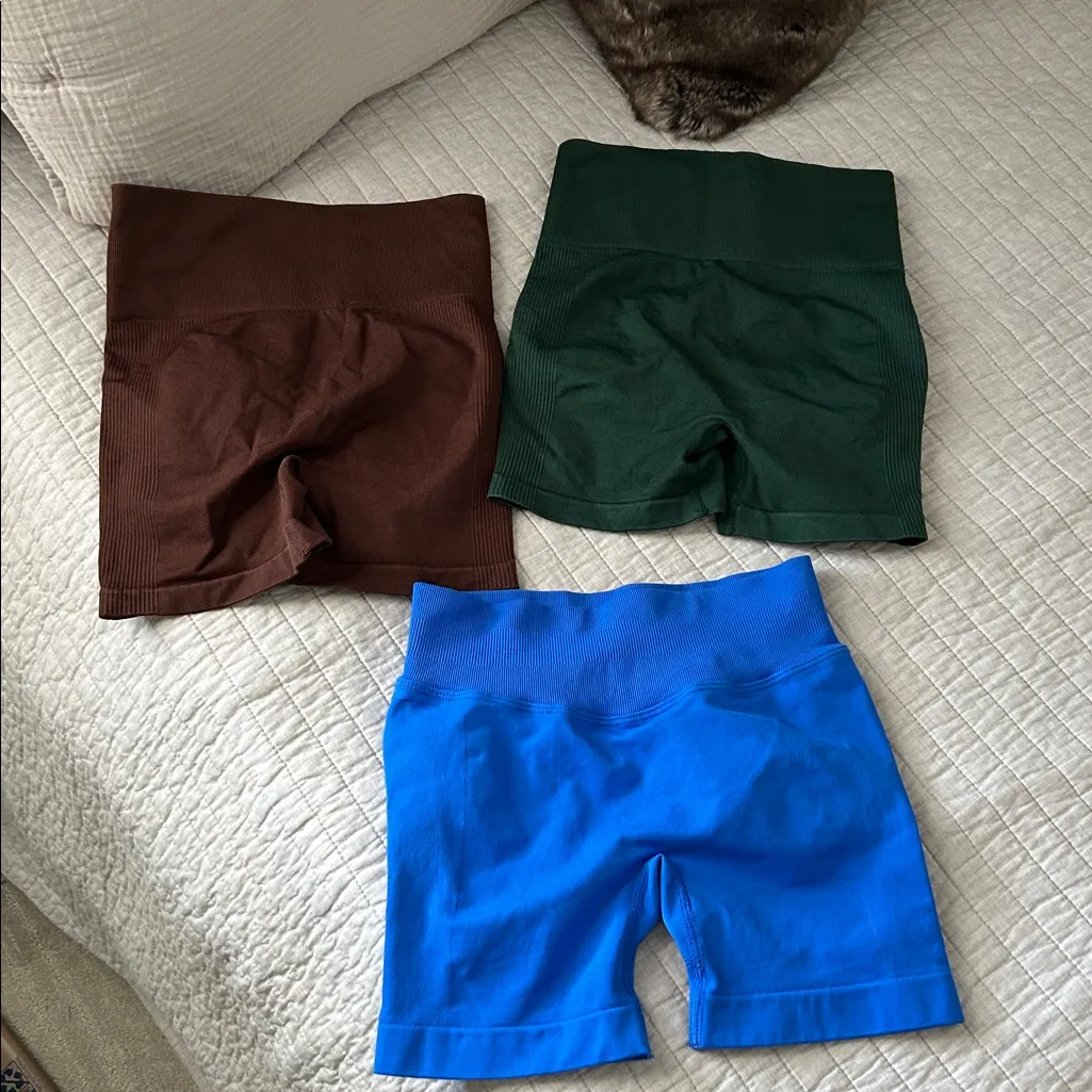 Amazon  cute three bundle workout scrunch butt gym shorts XS blue brown green - Image 4