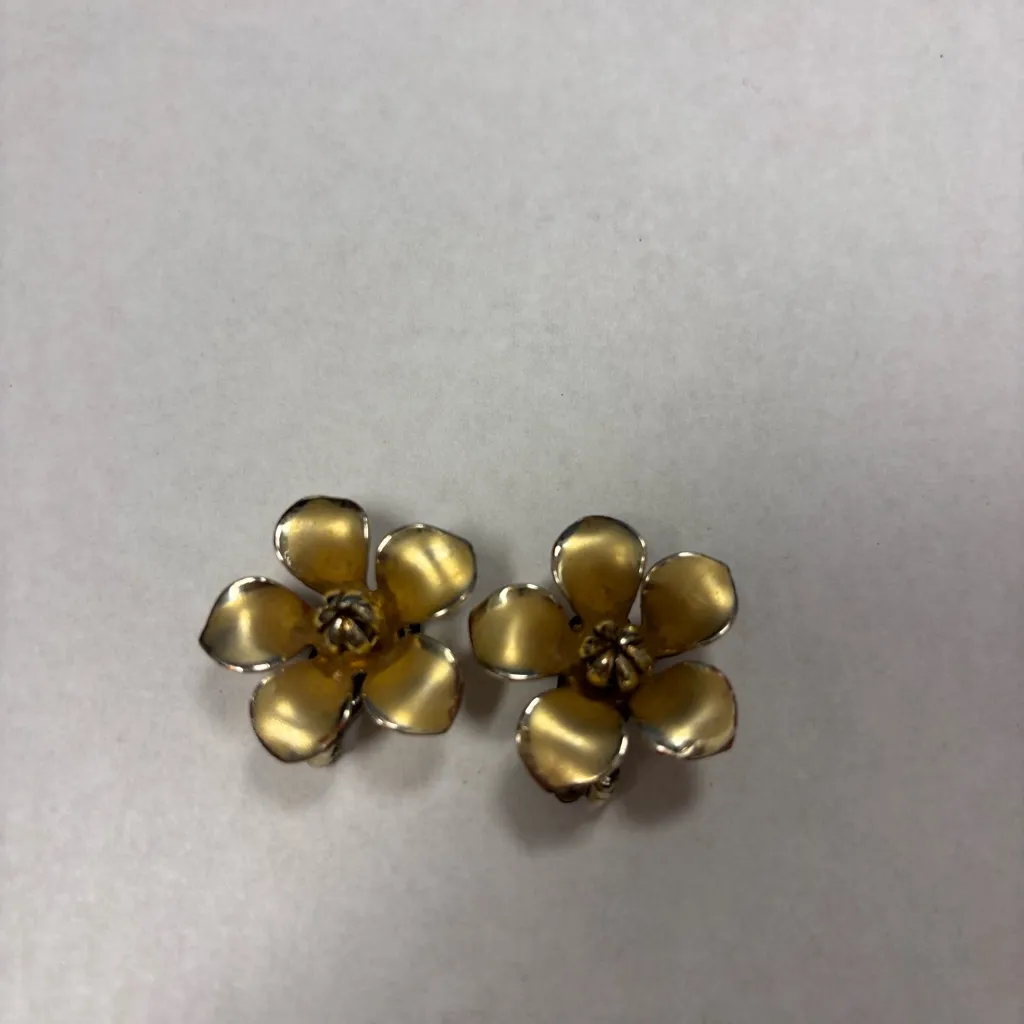 Vintage Dogwood Magnolia Flower Gold Tone Flower Clip On Earrings - Image 2