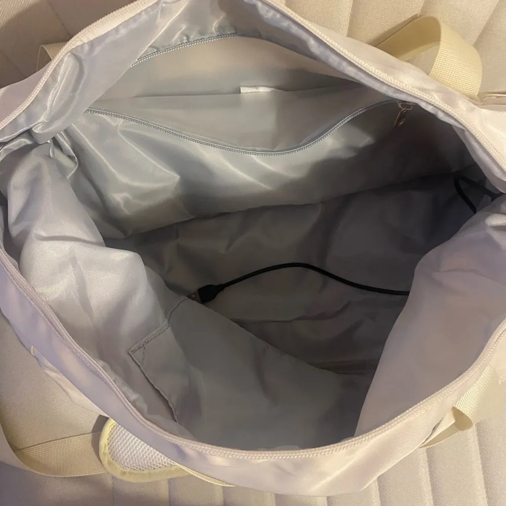 New Weekender Bag White - Image 4