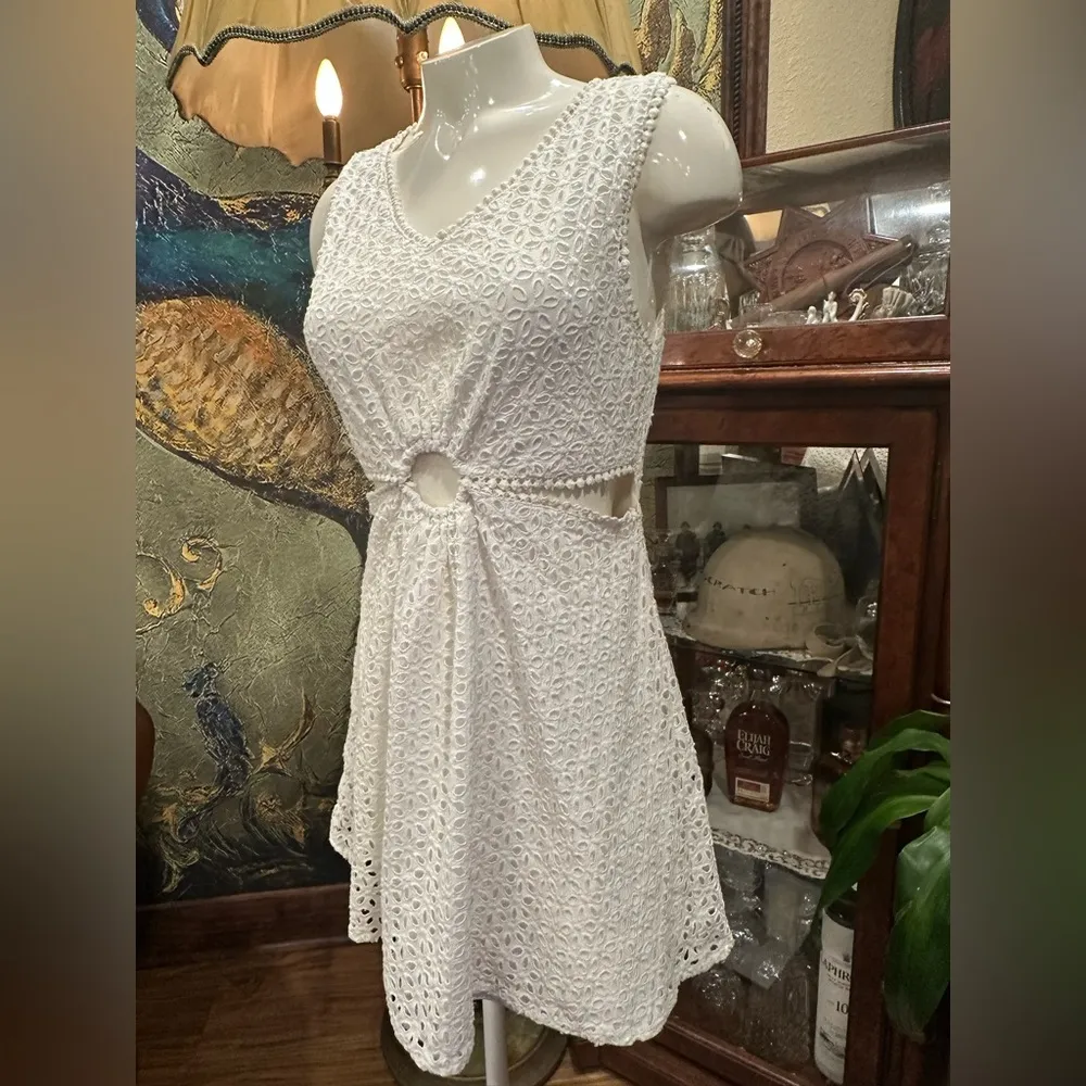 EUC VERSONA WHITE LACE LIKE CUT OUTS  MINI DRESS SLEEVELESS - Image 2