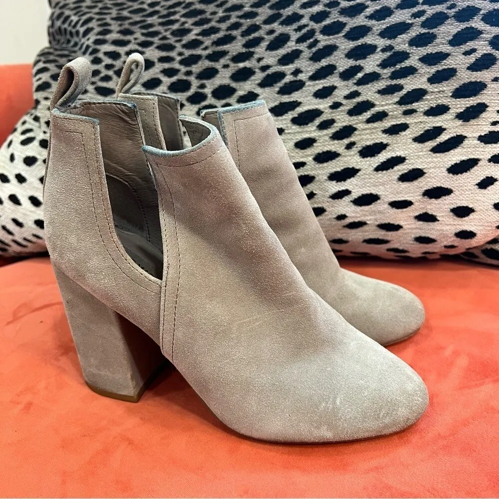 Vintage Steve Madden Norelle Suede Block Heel Booties Taupe Quiet Luxury 6M - Image 2
